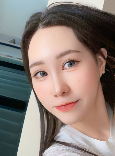 Born with a sleepy face? Double eyelid + chin surgery creates a postnatal mixed-race beauty.