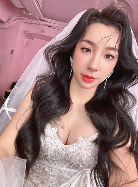 Queen Bolong Breast Surgery: Yiyi Lian's postnatal comeback, from now on dressing as she pleases!