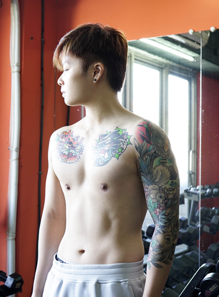 Flat chest surgery fitness coach 77 finally fulfilled the promise made at 16, developing three-dimensional pectoral muscles.