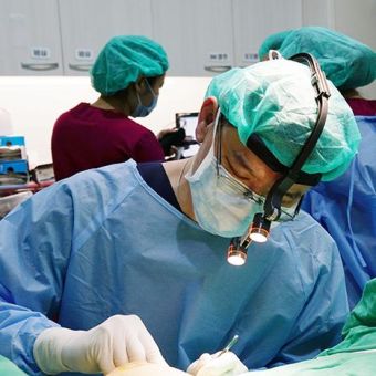Enherya Dr. Chen Wei-Hong: A sneak peek one day after the magical breast augmentation surgery. Hot model Xing Xuan upgrades to E cup: no pain and no bruising.