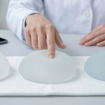Will the breasts feel cold after breast augmentation in winter? Can my boyfriend tell? The top 5 myths about the feel of implants that Dcard users are most concerned about, in-depth medical answers from Dr. Enherya!