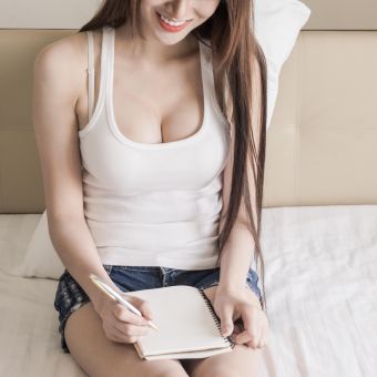 隆乳後可以趴睡、側睡嗎？睡姿禁忌與恢復時間表一次看懂！